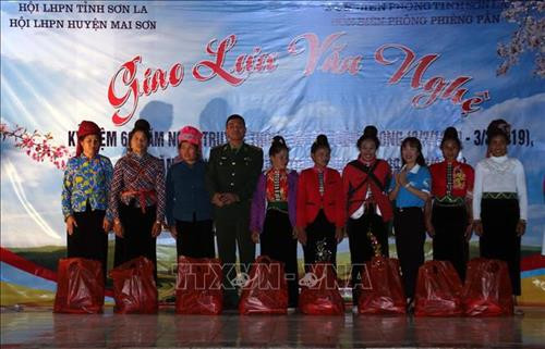 Chương trình hỗ trợ cây, con giống cho chị em, phụ nữ làm sinh kế để phát triển kinh tế. Ảnh: Diệp Anh – TTXVN Chương trình hỗ trợ cây, con giống cho chị em, phụ nữ làm sinh kế để phát triển kinh tế. Ảnh: Diệp Anh – TTXVN