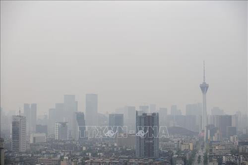 Khói bụi ô nhiễm bao phủ dày đặc bầu trời Thành Đô, tỉnh Tứ Xuyên, Trung Quốc . Ảnh: AFP/ TTXVN Khói bụi ô nhiễm bao phủ dày đặc bầu trời Thành Đô, tỉnh Tứ Xuyên, Trung Quốc . Ảnh: AFP/ TTXVN