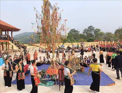 Phần hội của Lễ cầu mưa là những điệu múa hát và các trò chơi truyền thống của người Thái cùng du khách. Ảnh: Nguyễn Cường - TTXVN Phần hội của Lễ cầu mưa là những điệu múa hát và các trò chơi truyền thống của người Thái cùng du khách. Ảnh: Nguyễn Cường - TTXVN
