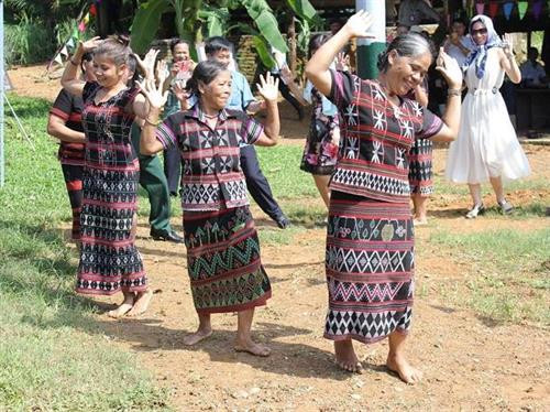 Điệu múa Xoang của người Tà Ôi. Điệu múa Xoang của người Tà Ôi.