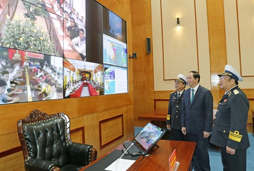 Nhân dịp đón Xuân Đinh Dậu 2017, sáng 18/01/2017, tại thành phố Hải Phòng, Chủ tịch nước Trần Đại Quang đến thăm, làm việc và chúc Tết cán bộ, chiến sĩ Quân chủng Hải quân. Trong ảnh: Chủ tịch nước Trần Đại Quang thăm hỏi, chúc Tết nhân dân, cán bộ và chiến sĩ đang làm nhiệm vụ trên các đảo thuộc quần đảo Trường Sa. Ảnh: Nhan Sáng-TTXVN