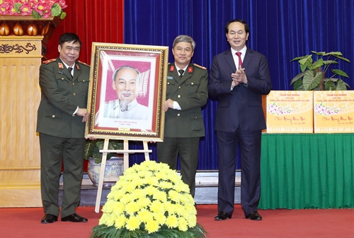 Chủ tịch nước Trần Đại Quang tặng bức tranh lưu niệm Chủ tịch Hồ Chí Minh cho Công an thành phố Hải Phòng. Ảnh: Nhan Sáng-TTXVN