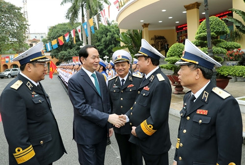 Nhân dịp đón Xuân Đinh Dậu 2017, sáng 18/01/2017, tại thành phố Hải Phòng, Chủ tịch nước Trần Đại Quang đến thăm, làm việc và chúc Tết cán bộ, chiến sĩ Quân chủng Hải quân. Trong ảnh: Chủ tịch nước Trần Đại Quan với các sỹ quan chỉ huy Quân chủng Hải quân. Ảnh: Nhan Sáng-TTXVN