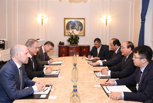 Trước thềm Hội nghị thường niên lần thứ 47 Diễn đàn Kinh tế Thế giới tại Davos, sáng 18/1/2017, theo giờ địa phương (chiều cùng ngày, theo giờ Việt Nam), tại thành phố Zurich, Liên bang Thụy Sĩ, Thủ tướng Nguyễn Xuân Phúc gặp và làm việc với GS, TS Fredmund Malik, Viện trưởng Viện Nghiên cứu Malik (Thụy Sĩ). Ảnh: Thống Nhất - TTXVN