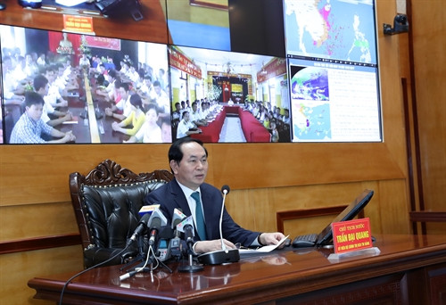 Nhân dịp đón Xuân Đinh Dậu 2017, sáng 18/1/2017, tại thành phố Hải Phòng, Chủ tịch nước Trần Đại Quang đến thăm, làm việc và chúc Tết cán bộ, chiến sĩ Quân chủng Hải quân. Trong ảnh: Chủ tịch nước Trần Đại Quang thăm hỏi, chúc Tết nhân dân, cán bộ và chiến sĩ đang làm nhiệm vụ trên các đảo thuộc quần đảo Trường Sa. Ảnh: Nhan Sáng-TTXVN