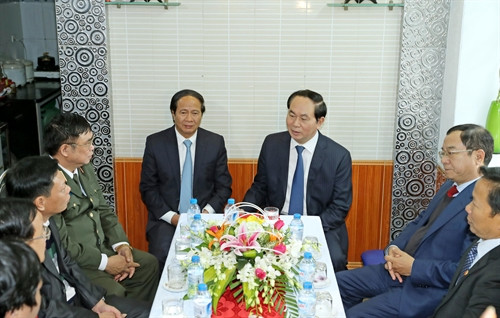 Nhân dịp đi thăm và chúc Tết tại thành phố Hải Phòng, sáng 18/1/2017, Chủ tịch nước Trần Đại Quang đến thăm, tặng quà và chúc Tết gia đình Anh hùng Lực lượng vũ trang, Liệt sỹ Công an Nguyễn Hồng Quân ở phường Thượng Lý, quận Hồng Bàng. Ảnh: Nhan Sáng-TTXVN