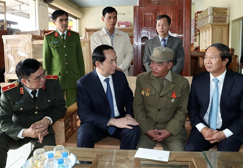 Nhân dịp đi thăm và chúc Tết tại thành phố Hải Phòng, ngày 18/1/2017, Chủ tịch nước Trần Đại Quang đến thăm, tặng quà và chúc Tết ông Bùi Văn Biển, thương binh hạng 1/4 ở xã Ngũ Lão, huyện Thủy Nguyên. Ảnh: Nhan Sáng-TTXVN