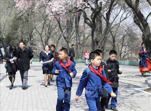 Thủ đô Bình Nhưỡng ngày nay mang một dáng vẻ hiện đại. Ảnh: Phương Hoa – TTXVN Những ngôi nhà cao tầng được sơn nhiều màu sắc mang dáng vẻ hiện đại cho Thủ đô Bình Nhưỡng. Ảnh: Phương Hoa- TTXVN Toàn cảnh thành phố Bình Nhưỡng nhìn từ trên cao. Ảnh: Phương Hoa – TTXVN Tiết mục hòa nhạc của Dàn nhạc Công Huân quốc gia Triều Tiên. Ảnh: Phương Hoa – TTXVN Đúng dịp sinh nhật của Chủ tịch Kim Nhật Thành, Triển lãm hoa được tổ chức tại Thủ đô Bình Nhưỡng. Ảnh: Phương Hoa – TTXVN Một gia đình Triều Tiên tham quan Triển lãm hoa Kim Nhật Thành. Ảnh: Phương Hoa – TTXVN Phụ nữ Triều Tiên mặc trang phục truyền thống vào xem Triển lãm hoa Kim Nhật Thành. Ảnh: Phương Hoa – TTXVN Người dân Triều Tiên xếp hàng vào xem Triển lãm hoa Kim Nhật Thành. Ảnh: Phương Hoa – TTXVN Một ngôi nhà truyền thống bên cạnh những công trình hiện đại. Ảnh: Phương Hoa – TTXVN Người dân và thiếu niên Triều Tiên đến vui chơi ở công viên. Ảnh: Phương Hoa – TTXVN Ngày cuối tuần, người dân Triều Tiên đến vui chơi ở các công viên nổi tiếng. Ảnh: Phương Hoa – TTXVN Một gian hàng dược phẩm ở Bình Nhưỡng. Ảnh: Phương Hoa – TTXVN Học sinh học môn thể thao yêu thích ở trường học. Ảnh: Phương Hoa – TTXVN Lớp học âm nhạc của học sinh Triều Tiên. Ảnh: Phương Hoa – TTXVN Lớp dạy lập trình tại Cung Học sinh Thiếu niên Vạn Cảnh Đài. Ảnh: Phương Hoa – TTXVN Triều Tiên rất chú trọng đến việc phát triển toàn diện con người, học sinh được tham gia các lớp học nghệ thuật. Ảnh: Phương Hoa- TTXVN Học sinh Triều Tiên học viết thư pháp. Ảnh: Phương Hoa – TTXVN Một cặp vợ chồng sắp cưới chụp ảnh trước Bảo tàng Chiến thắng Chiến tranh Giải phóng Tổ quốc. Ảnh: Phương Hoa – TTXVN Người dân xếp hàng trật tự lên phương tiện giao thông công cộng. Ảnh: Phương Hoa- TTXVN Cung Thái Dương Kumsusan-nơi an nghỉ của Chủ tịch Kim Nhật Thành và Kim Jong - Il. Ảnh: Phương Hoa – TTXVN Nhà ga trung tâm ở Thủ đô Bình Nhưỡng. Ảnh: Phương Hoa – TTXVN Tòa nhà Quốc hội ở Thủ đô Bình Nhưỡng. Ảnh: Phương Hoa – TTXVN Ngoài phương tiện giao thông công cộng, người dân Bình Nhưỡng thường xuyên sử dụng xe đạp. Ảnh: Phương Hoa – TTXVN Hoa nở trên đường phố cùng với những ngôi nhà cao tầng mang nhiều màu sắc rực rỡ. Ảnh: Phương Hoa – TTXVN Tượng "Vạn Lý Mã" - bức tượng nổi tiếng ở Bình Nhưỡng. Ảnh: Phương Hoa – TTXVN Những dãy phố với công trình kiến trúc hiện đại được xây dựng ở Bình Nhưỡng. Ảnh: Phương Hoa – TTXVN Nhiều chung cư cao tầng được xây dựng phục vụ chỗ ở cho người dân ở Thủ đô Bình Nhưỡng. Ảnh: Phương Hoa – TTXVN Khải Hoàn Môn - một công trình nổi tiếng ở Bình Nhưỡng. Ảnh: Phương Hoa – TTXVN Tháp Chủ thể cao 170 m là Tượng đài về học thuyết tự lực tự cường ở Triều Tiên. Ảnh: Phương Hoa – TTXVN Một công trình kiến trúc truyền thống của Triều Tiên tại Thủ đô Bình Nhưỡng. Ảnh: Phương Hoa – TTXVN Quảng trường Kim Nhật Thành, nơi tổ chức các sự kiện lớn của Triều Tiên. Ảnh: Phương Hoa – TTXVN Pin năng lượng mặt trời được sử dụng ở nhiều nơi tại Thủ đô Bình Nhưỡng. Ảnh: Phương Hoa – TTXVN Ô tô điện là phương tiện giao thông công cộng phổ biển ở Bình Nhưỡng. Ảnh: Phương Hoa – TTXVN Nhà ga Bình Nhưỡng nhìn từ trên cao. Ảnh: Phương Hoa – TTXVN Tòa nhà Ryugyong cao 330m ở Thủ đô Bình Nhưỡng. Ảnh: Phương Hoa – TTXVN Một công trình lịch sử ở Thủ đô Bình Nhưỡng. Ảnh: Phương Hoa – TTXVN Học sinh mầm non được cô giáo dẫn đi dã ngoại. Ảnh: Phương Hoa – TTXVN Thủ đô Bình Nhưỡng nhìn từ trên cao. Ảnh: Phương Hoa – TTXVN Khu Chang Jong, nơi tập trung nhiều nhà cao tầng. Ảnh: Phương Hoa – TTXVN Thủ đô Bình Nhưỡng ngày nay mang một dáng vẻ hiện đại. Ảnh: Phương Hoa – TTXVN Những ngôi nhà cao tầng được sơn nhiều màu sắc mang dáng vẻ hiện đại cho Thủ đô Bình Nhưỡng. Ảnh: Phương Hoa- TTXVN Toàn cảnh thành phố Bình Nhưỡng nhìn từ trên cao. Ảnh: Phương Hoa – TTXVN Tiết mục hòa nhạc của Dàn nhạc Công Huân quốc gia Triều Tiên. Ảnh: Phương Hoa – TTXVN Đúng dịp sinh nhật của Chủ tịch Kim Nhật Thành, Triển lãm hoa được tổ chức tại Thủ đô Bình Nhưỡng. Ảnh: Phương Hoa – TTXVN Một gia đình Triều Tiên tham quan Triển lãm hoa Kim Nhật Thành. Ảnh: Phương Hoa – TTXVN Phụ nữ Triều Tiên mặc trang phục truyền thống vào xem Triển lãm hoa Kim Nhật Thành. Ảnh: Phương Hoa – TTXVN Người dân Triều Tiên xếp hàng vào xem Triển lãm hoa Kim Nhật Thành. Ảnh: Phương Hoa – TTXVN Một ngôi nhà truyền thống bên cạnh những công trình hiện đại. Ảnh: Phương Hoa – TTXVN Người dân và thiếu niên Triều Tiên đến vui chơi ở công viên. Ảnh: Phương Hoa – TTXVN Ngày cuối tuần, người dân Triều Tiên đến vui chơi ở các công viên nổi tiếng. Ảnh: Phương Hoa – TTXVN Một gian hàng dược phẩm ở Bình Nhưỡng. Ảnh: Phương Hoa – TTXVN Học sinh học môn thể thao yêu thích ở trường học. Ảnh: Phương Hoa – TTXVN Lớp học âm nhạc của học sinh Triều Tiên. Ảnh: Phương Hoa – TTXVN Lớp dạy lập trình tại Cung Học sinh Thiếu niên Vạn Cảnh Đài. Ảnh: Phương Hoa – TTXVN Triều Tiên rất chú trọng đến việc phát triển toàn diện con người, học sinh được tham gia các lớp học nghệ thuật. Ảnh: Phương Hoa- TTXVN Học sinh Triều Tiên học viết thư pháp. Ảnh: Phương Hoa – TTXVN Một cặp vợ chồng sắp cưới chụp ảnh trước Bảo tàng Chiến thắng Chiến tranh Giải phóng Tổ quốc. Ảnh: Phương Hoa – TTXVN Người dân xếp hàng trật tự lên phương tiện giao thông công cộng. Ảnh: Phương Hoa- TTXVN Cung Thái Dương Kumsusan-nơi an nghỉ của Chủ tịch Kim Nhật Thành và Kim Jong - Il. Ảnh: Phương Hoa – TTXVN Nhà ga trung tâm ở Thủ đô Bình Nhưỡng. Ảnh: Phương Hoa – TTXVN Tòa nhà Quốc hội ở Thủ đô Bình Nhưỡng. Ảnh: Phương Hoa – TTXVN Ngoài phương tiện giao thông công cộng, người dân Bình Nhưỡng thường xuyên sử dụng xe đạp. Ảnh: Phương Hoa – TTXVN Hoa nở trên đường phố cùng với những ngôi nhà cao tầng mang nhiều màu sắc rực rỡ. Ảnh: Phương Hoa – TTXVN Tượng "Vạn Lý Mã" - bức tượng nổi tiếng ở Bình Nhưỡng. Ảnh: Phương Hoa – TTXVN Những dãy phố với công trình kiến trúc hiện đại được xây dựng ở Bình Nhưỡng. Ảnh: Phương Hoa – TTXVN Nhiều chung cư cao tầng được xây dựng phục vụ chỗ ở cho người dân ở Thủ đô Bình Nhưỡng. Ảnh: Phương Hoa – TTXVN Khải Hoàn Môn - một công trình nổi tiếng ở Bình Nhưỡng. Ảnh: Phương Hoa – TTXVN Tháp Chủ thể cao 170 m là Tượng đài về học thuyết tự lực tự cường ở Triều Tiên. Ảnh: Phương Hoa – TTXVN Một công trình kiến trúc truyền thống của Triều Tiên tại Thủ đô Bình Nhưỡng. Ảnh: Phương Hoa – TTXVN Quảng trường Kim Nhật Thành, nơi tổ chức các sự kiện lớn của Triều Tiên. Ảnh: Phương Hoa – TTXVN Pin năng lượng mặt trời được sử dụng ở nhiều nơi tại Thủ đô Bình Nhưỡng. Ảnh: Phương Hoa – TTXVN Ô tô điện là phương tiện giao thông công cộng phổ biển ở Bình Nhưỡng. Ảnh: Phương Hoa – TTXVN Nhà ga Bình Nhưỡng nhìn từ trên cao. Ảnh: Phương Hoa – TTXVN Tòa nhà Ryugyong cao 330m ở Thủ đô Bình Nhưỡng. Ảnh: Phương Hoa – TTXVN Một công trình lịch sử ở Thủ đô Bình Nhưỡng. Ảnh: Phương Hoa – TTXVN Học sinh mầm non được cô giáo dẫn đi dã ngoại. Ảnh: Phương Hoa – TTXVN Thủ đô Bình Nhưỡng nhìn từ trên cao. Ảnh: Phương Hoa – TTXVN Khu Chang Jong, nơi tập trung nhiều nhà cao tầng. Ảnh: Phương Hoa – TTXVN