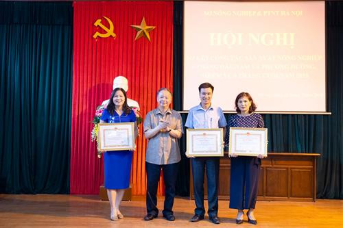 Nhân dịp này, thay mặt lãnh đạo thành phố Hà Nội, Phó Chủ tịch Thường trực Ủy ban Nhân dân thành phố Hà Nội Nguyễn Văn Sửu đã trao tặng danh hiệu “Chiến sĩ thi đua Thành phố” năm 2018 cho các cá nhân của ngành nông nghiệp Hà Nội. Thay mặt lãnh đạo thành phố Hà Nội, Phó Chủ tịch Thường trực Ủy ban Nhân dân thành phố Hà Nội Nguyễn Văn Sửu đã trao tặng Bằng khen cho 1 tập thể và 2 cá nhân vì đã có thành tích xuất sắc thực hiện Chương trình 02-CTr/TU của Thành ủy Hà Nội giai đoạn 2016 - 2018. Ông Chu Phú Mỹ - Giám đốc Sở Nông nghiệp và Phát triển nông thôn Hà Nội trao bằng khen thưởng các cá nhân đạt danh hiệu “Người tốt việc tốt” cấp ngành tại Hội nghị. Ông Chu Phú Mỹ - Giám đốc Sở Nông nghiệp và Phát triển nông thôn Hà Nội trao bằng khen thưởng các cá nhân đạt danh hiệu “Người tốt việc tốt” cấp ngành tại Hội nghị.