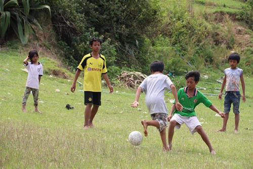 Tham gia vào những cuộc vui chơi lành mạnh thường xuyên phần nào giúp các em thiếu niên tránh được tình trạng tảo hôn. Ảnh: Nam Sương - TTXVN