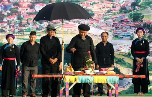 Tái hiện nghi lễ truyền thống của đồng báo các dân tộc huyện Bắc Hà. Ảnh: Quốc Khánh - TTXVN Tái hiện nghi lễ truyền thống của đồng báo các dân tộc huyện Bắc Hà. Ảnh: Quốc Khánh - TTXVN