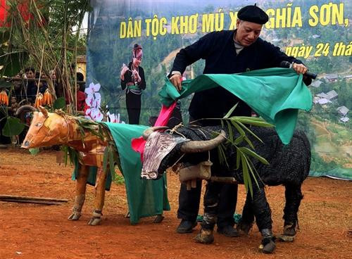 Nghi lễ cúng tổ tiên phù hộ cho mạnh khỏe, mùa màng bội thu. Ảnh: Đỗ Tuấn Anh Thóc giống được đựng trong gùi để chuẩn bị cho lễ chọc lỗ, tra hạt. Ảnh: Đỗ Tuấn Anh Già làng phát thóc giống cho những người trong bản . Ảnh: Đỗ Tuấn Anh Tiết mục múa cá lượn của người Khơ Mú. Ảnh: Đỗ Tuấn Anh Nghi thức tạ ơn trâu, bò đã giúp con người cày cấy, mang lại thóc lúa. Ảnh: Đỗ Tuấn Anh Nghi lễ cúng tổ tiên phù hộ cho mạnh khỏe, mùa màng bội thu. Ảnh: Đỗ Tuấn Anh Thóc giống được đựng trong gùi để chuẩn bị cho lễ chọc lỗ, tra hạt. Ảnh: Đỗ Tuấn Anh Già làng phát thóc giống cho những người trong bản . Ảnh: Đỗ Tuấn Anh Tiết mục múa cá lượn của người Khơ Mú. Ảnh: Đỗ Tuấn Anh Nghi thức tạ ơn trâu, bò đã giúp con người cày cấy, mang lại thóc lúa. Ảnh: Đỗ Tuấn Anh