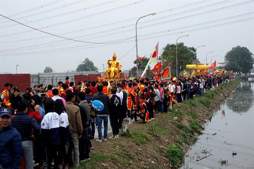 Du khách thập phương về dự lễ hội trong niềm vui của đầu năm mới. Ảnh: Hữu Hải