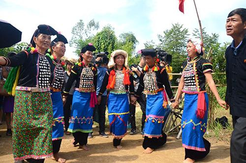 Các thiếu nữ Si La trong trang phục truyền thống. Để tôn nên vẻ đẹp của mình, các thiếu nữ Si La sử dụng thêm các chuỗi hạt cườm, các họa tiết trang trí nhiều màu sắc. Các vòng trang sức gắn bạc, đồng tạo nên nét độc đáo trong trang phục dân tộc người Si La. Trang phục Si La còn phản ánh các giá trị tôn giáo, tín ngưỡng, vị trí xã hội người mặc. Với phụ nữ Si La chiếc khăn đội đầu thể hiện lứa tuổi, tình trạng hôn nhân như: khăn trắng dành cho người chưa lập gia đình; khăn đen người đã có gia đình. Trên thân áo Pi Khồ của phụ nữ Si La được đính 72 đồng xu bạc thành 9 hàng ngang, giữa hàng xu bạc có trang trí các đường hoa văn kẻ bằng chỉ đỏ, thể hiện tín ngưỡng tâm linh của đồng bào. Trang phục truyền thống người đàn ông Si La với sự giản dị, mộc mạc và khỏe khoắn. Chiếc khăn “dơ phừ” do mẹ chồng khâu là một kỷ vật thiêng liêng gắn bó với mỗi người con gái Si La khi về nhà chồng. Nét độc đáo của chiếc khăn “dơ phừ” là đầu khăn được khâu thành chiếc túi, sau đó tạo thành một cuốn tóc lớn vấn ngang trên trán. Nếu cuốn tóc này chưa đủ to thì phải độn thêm tóc của chồng. Điều này thể hiện tín ngưỡng về tình yêu, tình cảm vợ chồng son sắt, thủy chung gắn bó của người Si La. Đồng bào có nền văn hóa đa dạng, nguyên bản và phong phú như: hát giao duyên giữa nam nữ thanh niên, hát sử ca. Ngày tết năm mới vào đầu tháng 12 âm lịch. Ngoài ra họ còn ăn tết cơm mới. Các em nhỏ Si La thường chơi các đồ chơi tự chế từ tre gỗ hay đất sét. Đồng thời, chúng cũng có các trò chơi tập thể rất vui nhộn. Cùng sự giao thoa văn hoá với các dân tộc khác, trang phục truyền thống lại cầu kỳ nên người Si La sử dụng trang phục này chủ yếu vào các dịp lễ tết, cưới hỏi, các sự kiện lớn bản làng... góp phần bảo tồn bản sắc của người Si La, và gìn giữ một nét đẹp độc đáo trong vườn hoa văn hoá cộng đồng các dân tộc Việt Nam. Các thiếu nữ Si La trong trang phục truyền thống. Để tôn nên vẻ đẹp của mình, các thiếu nữ Si La sử dụng thêm các chuỗi hạt cườm, các họa tiết trang trí nhiều màu sắc. Các vòng trang sức gắn bạc, đồng tạo nên nét độc đáo trong trang phục dân tộc người Si La. Trang phục Si La còn phản ánh các giá trị tôn giáo, tín ngưỡng, vị trí xã hội người mặc. Với phụ nữ Si La chiếc khăn đội đầu thể hiện lứa tuổi, tình trạng hôn nhân như: khăn trắng dành cho người chưa lập gia đình; khăn đen người đã có gia đình. Trên thân áo Pi Khồ của phụ nữ Si La được đính 72 đồng xu bạc thành 9 hàng ngang, giữa hàng xu bạc có trang trí các đường hoa văn kẻ bằng chỉ đỏ, thể hiện tín ngưỡng tâm linh của đồng bào. Trang phục truyền thống người đàn ông Si La với sự giản dị, mộc mạc và khỏe khoắn. Chiếc khăn “dơ phừ” do mẹ chồng khâu là một kỷ vật thiêng liêng gắn bó với mỗi người con gái Si La khi về nhà chồng. Nét độc đáo của chiếc khăn “dơ phừ” là đầu khăn được khâu thành chiếc túi, sau đó tạo thành một cuốn tóc lớn vấn ngang trên trán. Nếu cuốn tóc này chưa đủ to thì phải độn thêm tóc của chồng. Điều này thể hiện tín ngưỡng về tình yêu, tình cảm vợ chồng son sắt, thủy chung gắn bó của người Si La. Đồng bào có nền văn hóa đa dạng, nguyên bản và phong phú như: hát giao duyên giữa nam nữ thanh niên, hát sử ca. Ngày tết năm mới vào đầu tháng 12 âm lịch. Ngoài ra họ còn ăn tết cơm mới. Các em nhỏ Si La thường chơi các đồ chơi tự chế từ tre gỗ hay đất sét. Đồng thời, chúng cũng có các trò chơi tập thể rất vui nhộn. Cùng sự giao thoa văn hoá với các dân tộc khác, trang phục truyền thống lại cầu kỳ nên người Si La sử dụng trang phục này chủ yếu vào các dịp lễ tết, cưới hỏi, các sự kiện lớn bản làng... góp phần bảo tồn bản sắc của người Si La, và gìn giữ một nét đẹp độc đáo trong vườn hoa văn hoá cộng đồng các dân tộc Việt Nam.