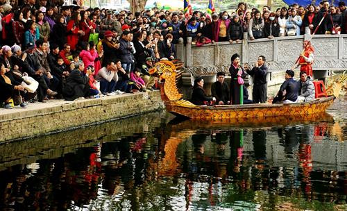 Nhã nhạc cung đình Huế - gia đình 4 đời của nghệ nhân ưu tú Lữ Hữu Thi 103 tuổi đang biểu diễn cùng với con, cháu, chắt tại nhà riêng Các thế hệ biểu diễn ở lễ hội đường phố tại liên hoan nghệ thuật dân gian Tây Nguyên lần thứ 3 năm 2016. Các liền anh liền chị đang biểu diễn quan họ nhân dịp Tết năm 2016 phục vụ cho các du khách thập phương về dự. Các thành viên CLB ca trù Thái Hà đang biểu diễn tại đền Quán Thánh. Ông Hiệu Cờ (Nguyễn Văn Sơn, sinh năm 1999) – tượng trưng cho Thánh Gióng biểu diễn đánh trận cuối cùng tại bãi cờ Soi Bia. CLB hát xoan làng cổ đình Hùng Lô, xã Hùng Lô, Phú Thọ đang biểu diễn phục vụ cho du khách nước ngoài tới nghe hát xoan. Lễ rước kiệu truyền thống và biểu diễn múa lân tại sân trung tâm trong lễ hội Đền Hùng nhân dịp giỗ tổ Hùng Vương. Đờn ca tài tử Nam Bộ luôn sống mãi với thời gian. Trong ảnh là các nghệ nhân tỉnh Long An đang biểu diễn phục vụ người dân địa phương. Các thành viên dân ca ví giặm phường nón xã Phù Việt huyện Thạch Hà tỉnh Hà Tĩnh vừa làm nón vừa hát giao duyên với bài “thử long chung thủy”. Các vận động viên môn kéo song đang tập trung cao độ khi thi đấu quyết giành phần thắng về đội của minh. Thực hành tín ngưỡng thờ Mẫu