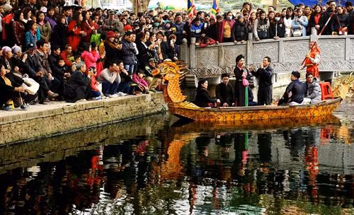 Nhã nhạc cung đình Huế - gia đình 4 đời của nghệ nhân ưu tú Lữ Hữu Thi 103 tuổi đang biểu diễn cùng với con, cháu, chắt tại nhà riêng Các thế hệ biểu diễn ở lễ hội đường phố tại liên hoan nghệ thuật dân gian Tây Nguyên lần thứ 3 năm 2016. Các liền anh liền chị đang biểu diễn quan họ nhân dịp Tết năm 2016 phục vụ cho các du khách thập phương về dự. Các thành viên CLB ca trù Thái Hà đang biểu diễn tại đền Quán Thánh. Ông Hiệu Cờ (Nguyễn Văn Sơn, sinh năm 1999) – tượng trưng cho Thánh Gióng biểu diễn đánh trận cuối cùng tại bãi cờ Soi Bia. CLB hát xoan làng cổ đình Hùng Lô, xã Hùng Lô, Phú Thọ đang biểu diễn phục vụ cho du khách nước ngoài tới nghe hát xoan. Lễ rước kiệu truyền thống và biểu diễn múa lân tại sân trung tâm trong lễ hội Đền Hùng nhân dịp giỗ tổ Hùng Vương. Đờn ca tài tử Nam Bộ luôn sống mãi với thời gian. Trong ảnh là các nghệ nhân tỉnh Long An đang biểu diễn phục vụ người dân địa phương. Các thành viên dân ca ví giặm phường nón xã Phù Việt huyện Thạch Hà tỉnh Hà Tĩnh vừa làm nón vừa hát giao duyên với bài “thử long chung thủy”. Các vận động viên môn kéo song đang tập trung cao độ khi thi đấu quyết giành phần thắng về đội của minh. Thực hành tín ngưỡng thờ Mẫu