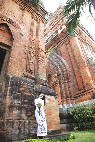 Tháp Đôi nằm ngay trung tâm thành phố Quy Nhơn, rất thuận tiện cho du khách đến tham quam, tìm hiểu Tháp Đôi nằm ngay trung tâm thành phố Quy Nhơn, rất thuận tiện cho du khách đến tham quam, tìm hiểu