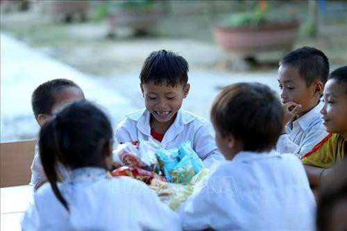 Niềm vui phá cỗ Trung thu của một em nhỏ vùng cao. Ảnh: Phan Tuấn Anh – TTXVN