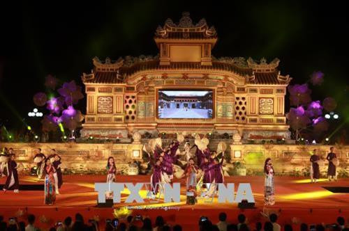 Trình diễn áo dài tại đêm diễn. Ảnh: Hoàng Hùng – TTXVN