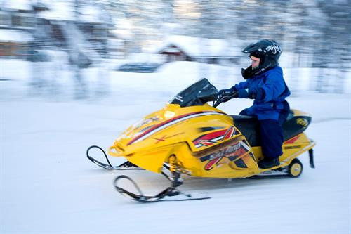 Rovaniemi, thủ phủ tỉnh Lapland ở Phần Lan được xem là quê hương chính thức của ông già Noel. Làng của ông già Noel: Nằm cách trung tâm thành phố Rovaniemi khoảng 8 km về phía bắc, Santa Claus Village, hay Làng của ông già Noel mở cửa chào đón du khách mỗi ngày. Là điểm đến hút khách nhất của Lapland, nơi đây như một resort đúng nghĩa với hàng loạt cửa hàng quà lưu niệm, nhà hàng, quán cà phê... Song, 3 địa điểm hấp dẫn hơn cả tại ngôi làng này chính là Santa Claus Office, Santa Claus Main Post Office và Arctic Circle. Gặp ông già Noel "xịn": Santa Claus Office, hay Văn phòng của ông già Noel là địa điểm chính thức cho bạn gặp gỡ nhân vật quen thuộc, hiền hậu với bộ râu rậm đặc trưng. Không quá lời khi nói rằng ông già Noel có lẽ là người... nổi tiếng nhất thế giới, đặc biệt với trẻ em. Tại Santa Claus Office, các bạn nhỏ có thể khám phá nhiều bí mật thú vị về nhân vật này, chẳng hạn như bộ điều khiển tốc độ quay Trái Đất của ông. Gửi thiệp Giáng sinh đến những người thân yêu: Santa Claus Main Post Office, hay Bưu điện chính của ông già Noel thuộc mạng lưới dịch vụ bưu chính quốc gia Phần Lan. Tại đây, du khách có thể "đặt hàng" ông già Noel gửi thiệp, quà Giáng sinh... đến những người thân yêu với một dấu bưu điện chính thức ở đây mà không nơi nào có để làm họ bất ngờ. Từ năm 1985, ông già Noel nhận khoảng 15 triệu lá thư từ 198 quốc gia, vùng lãnh thổ gửi đến, nên tại bưu điện, bạn cũng có thể xem qua những lá thư đáng yêu này của trẻ em khắp thế giới. Check-in tại Vòng Bắc Cực: Arctic Circle, hay Vòng Bắc Cực là vĩ tuyến 66 độ 33 phút bắc. Đây là một trong những dấu mốc địa lý rất đặc biệt trên Trái Đất, diễn ra những hiện tượng kỳ thú như Mặt Trời nửa đêm (Midnight Sun) hay Đêm vùng cực (Polar Night). Vòng Bắc Cực chạy qua Santa Claus Village ở Rovaniemi được đánh dấu rõ ràng, dễ nhận biết. Bạn hẳn không thể bỏ qua điểm check-in độc lạ này khi đến đây. Chiêm ngưỡng Bắc Cực quang kỳ ảo: Từ cuối tháng 8 đến tận đầu tháng 4 hàng năm ở Rovaniemi, bạn có thể tận mắt chiêm ngưỡng Bắc Cực quang "nhảy múa" không ngừng. Không gian lý tưởng để quan sát hiện tượng thiên nhiên kỳ thú này là bầu trời đêm đủ tối, trong vắt, không có ánh đèn neon. Trung tâm khoa học và bảo tàng Arktikum's Arctic Garden bên bờ sông Ounasjoki là một gợi ý thích hợp nếu bạn không muốn di chuyển quá xa trung tâm thành phố. Cưỡi xe tuần lộc kéo: Những chú tuần lộc kéo xe là một trong những hình ảnh gắn liền với ông già Noel. Tuy không thể... bay giữa trời, song những xe tuần lộc kéo vẫn đủ khả năng mang đến bạn cảm giác lướt đi trên tuyết trắng. Bạn có thể ghé thăm các trang trại tuần lộc và trải nghiệm hoạt động thú vị này. Ngoài cưỡi xe tuần lộc kéo, du khách cũng có thể lựa chọn xe kéo bởi những chú chó Husky. Kết bạn với những động vật vùng cực: Nếu là tín đồ yêu động vật, chắc chắn bạn không thể bỏ qua Ranua Wildlife Park, hay Công viên động vật hoang dã Ranua ở Rovaniemi. Tại đây, du khách có thể tìm hiểu, quan sát, chụp ảnh... nhiều loài động vật đặc biệt sống vùng cực như gấu trắng Bắc Cực, cáo Bắc Cực, cú tuyết, hươu đuôi trắng, rái cá... Cưỡi xe trượt tuyết: Có từ năm 1999, Arctic Circle Snowmobile Park, hay Công viên xe trượt tuyết Vòng Bắc Cực ở Rovaniemi sẽ mang đến bạn cơ hội thử sức với loại phương tiện đặc biệt này. Nơi đây có những chiếc xe trượt tuyết cỡ nhỏ thích hợp cho cả trẻ em để cùng vui chơi trong mùa đông. Ngoài ra, du khách cũng có thể tìm hiểu sự phát triển của xe trượt tuyết từ thập niên 1960 đến nay qua triển lãm ở "Ngôi nhà xe trượt tuyết của ông già Noel". Thử món ngon từ thịt tuần lộc: Tuần lộc được xem là một loại gia súc ở Lapland. Hình thức sinh kế chăn nuôi tuần lộc đã có từ nhiều thế kỷ ở vùng đất này, nên thịt tuần lộc là phần quan trọng không thể thiếu trong văn hóa ẩm thực của quê hương ông già Noel. Bạn có thể thưởng thức thịt tuần lộc xào dầu olive, ăn kèm khoai tây nghiền và quả mọng lingonberry đặc trưng ở vùng Scandinavia. Thưởng thức đặc sản tráng miệng Rovaniemi: Món ăn địa phương bạn nhất định phải thử khi đến quê hương ông già Noel là "phô mai bánh mì", hay leipajuusto. Món tráng miệng làm từ phô mai mềm chiên này thường được phục vụ với quả mọng cloudberry đặc trưng, đắt tiền ở Phần Lan. Trong lúc thưởng thức món leipajuusto hấp dẫn với hương vị ngọt ngào, bạn sẽ nghe được những âm thanh vui tai phát ra khi nhai. Rovaniemi, thủ phủ tỉnh Lapland ở Phần Lan được xem là quê hương chính thức của ông già Noel. Làng của ông già Noel: Nằm cách trung tâm thành phố Rovaniemi khoảng 8 km về phía bắc, Santa Claus Village, hay Làng của ông già Noel mở cửa chào đón du khách mỗi ngày. Là điểm đến hút khách nhất của Lapland, nơi đây như một resort đúng nghĩa với hàng loạt cửa hàng quà lưu niệm, nhà hàng, quán cà phê... Song, 3 địa điểm hấp dẫn hơn cả tại ngôi làng này chính là Santa Claus Office, Santa Claus Main Post Office và Arctic Circle. Gặp ông già Noel "xịn": Santa Claus Office, hay Văn phòng của ông già Noel là địa điểm chính thức cho bạn gặp gỡ nhân vật quen thuộc, hiền hậu với bộ râu rậm đặc trưng. Không quá lời khi nói rằng ông già Noel có lẽ là người... nổi tiếng nhất thế giới, đặc biệt với trẻ em. Tại Santa Claus Office, các bạn nhỏ có thể khám phá nhiều bí mật thú vị về nhân vật này, chẳng hạn như bộ điều khiển tốc độ quay Trái Đất của ông. Gửi thiệp Giáng sinh đến những người thân yêu: Santa Claus Main Post Office, hay Bưu điện chính của ông già Noel thuộc mạng lưới dịch vụ bưu chính quốc gia Phần Lan. Tại đây, du khách có thể "đặt hàng" ông già Noel gửi thiệp, quà Giáng sinh... đến những người thân yêu với một dấu bưu điện chính thức ở đây mà không nơi nào có để làm họ bất ngờ. Từ năm 1985, ông già Noel nhận khoảng 15 triệu lá thư từ 198 quốc gia, vùng lãnh thổ gửi đến, nên tại bưu điện, bạn cũng có thể xem qua những lá thư đáng yêu này của trẻ em khắp thế giới. Check-in tại Vòng Bắc Cực: Arctic Circle, hay Vòng Bắc Cực là vĩ tuyến 66 độ 33 phút bắc. Đây là một trong những dấu mốc địa lý rất đặc biệt trên Trái Đất, diễn ra những hiện tượng kỳ thú như Mặt Trời nửa đêm (Midnight Sun) hay Đêm vùng cực (Polar Night). Vòng Bắc Cực chạy qua Santa Claus Village ở Rovaniemi được đánh dấu rõ ràng, dễ nhận biết. Bạn hẳn không thể bỏ qua điểm check-in độc lạ này khi đến đây. Chiêm ngưỡng Bắc Cực quang kỳ ảo: Từ cuối tháng 8 đến tận đầu tháng 4 hàng năm ở Rovaniemi, bạn có thể tận mắt chiêm ngưỡng Bắc Cực quang "nhảy múa" không ngừng. Không gian lý tưởng để quan sát hiện tượng thiên nhiên kỳ thú này là bầu trời đêm đủ tối, trong vắt, không có ánh đèn neon. Trung tâm khoa học và bảo tàng Arktikum's Arctic Garden bên bờ sông Ounasjoki là một gợi ý thích hợp nếu bạn không muốn di chuyển quá xa trung tâm thành phố. Cưỡi xe tuần lộc kéo: Những chú tuần lộc kéo xe là một trong những hình ảnh gắn liền với ông già Noel. Tuy không thể... bay giữa trời, song những xe tuần lộc kéo vẫn đủ khả năng mang đến bạn cảm giác lướt đi trên tuyết trắng. Bạn có thể ghé thăm các trang trại tuần lộc và trải nghiệm hoạt động thú vị này. Ngoài cưỡi xe tuần lộc kéo, du khách cũng có thể lựa chọn xe kéo bởi những chú chó Husky. Kết bạn với những động vật vùng cực: Nếu là tín đồ yêu động vật, chắc chắn bạn không thể bỏ qua Ranua Wildlife Park, hay Công viên động vật hoang dã Ranua ở Rovaniemi. Tại đây, du khách có thể tìm hiểu, quan sát, chụp ảnh... nhiều loài động vật đặc biệt sống vùng cực như gấu trắng Bắc Cực, cáo Bắc Cực, cú tuyết, hươu đuôi trắng, rái cá... Cưỡi xe trượt tuyết: Có từ năm 1999, Arctic Circle Snowmobile Park, hay Công viên xe trượt tuyết Vòng Bắc Cực ở Rovaniemi sẽ mang đến bạn cơ hội thử sức với loại phương tiện đặc biệt này. Nơi đây có những chiếc xe trượt tuyết cỡ nhỏ thích hợp cho cả trẻ em để cùng vui chơi trong mùa đông. Ngoài ra, du khách cũng có thể tìm hiểu sự phát triển của xe trượt tuyết từ thập niên 1960 đến nay qua triển lãm ở "Ngôi nhà xe trượt tuyết của ông già Noel". Thử món ngon từ thịt tuần lộc: Tuần lộc được xem là một loại gia súc ở Lapland. Hình thức sinh kế chăn nuôi tuần lộc đã có từ nhiều thế kỷ ở vùng đất này, nên thịt tuần lộc là phần quan trọng không thể thiếu trong văn hóa ẩm thực của quê hương ông già Noel. Bạn có thể thưởng thức thịt tuần lộc xào dầu olive, ăn kèm khoai tây nghiền và quả mọng lingonberry đặc trưng ở vùng Scandinavia. Thưởng thức đặc sản tráng miệng Rovaniemi: Món ăn địa phương bạn nhất định phải thử khi đến quê hương ông già Noel là "phô mai bánh mì", hay leipajuusto. Món tráng miệng làm từ phô mai mềm chiên này thường được phục vụ với quả mọng cloudberry đặc trưng, đắt tiền ở Phần Lan. Trong lúc thưởng thức món leipajuusto hấp dẫn với hương vị ngọt ngào, bạn sẽ nghe được những âm thanh vui tai phát ra khi nhai.