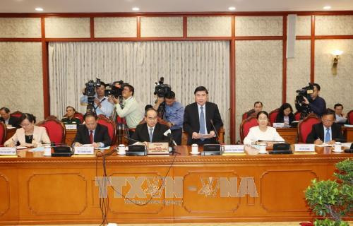 Đồng chí Nguyễn Thành Phong, Ủy viên Trung ương Đảng, Phó Bí thư, Chủ tịch Ủy ban Nhân dân Thành phố Hồ Chí Minh trình bày báo cáo. Ảnh: Trí Dũng –TTXVN Đồng chí Nguyễn Thành Phong, Ủy viên Trung ương Đảng, Phó Bí thư, Chủ tịch Ủy ban Nhân dân Thành phố Hồ Chí Minh trình bày báo cáo. Ảnh: Trí Dũng –TTXVN