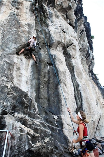 Thiên nhiên ban tặng cho Cát Bà những dãy núi đá vôi rất phù hợp với bộ môn leo núi mạo hiểm. Ảnh: Trần Thanh Giang