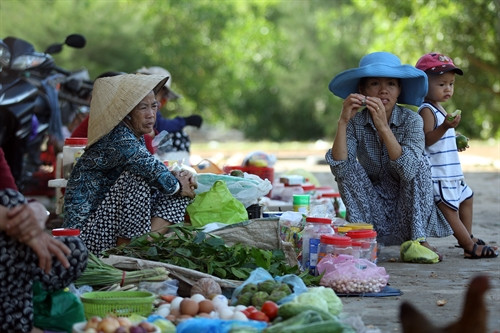Ngồi từ sáng đến chiều nhưng chẳng bán được gì, những người phụ nữ này vẫn hy vọng vào tương lai xa vời. Ngồi từ sáng đến chiều nhưng chẳng bán được gì, những người phụ nữ này vẫn hy vọng vào tương lai xa vời.