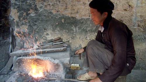 Nghề chạm bạc truyền thống ở Hà Giang ảnh 2