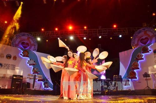 Tiết mục Múa của đoàn lưu học sinh Việt Nam tham gia tại lễ hội. Ảnh: Phan Minh Hưng – TTXVN.