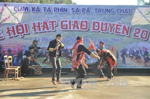 Hát giao duyên của người Dao trong những ngày đầu Xuân mới. Ảnh: Hương Thu- TTXVN Hát giao duyên của người Dao trong những ngày đầu Xuân mới. Ảnh: Hương Thu- TTXVN