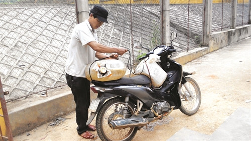 Đồng bào dùng xe máy chở nước Đồng bào dùng xe máy chở nước