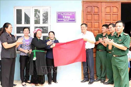 Lãnh đạo Bộ Chỉ huy Bộ đội Biên phòng thành phố Hồ Chí Minh tặng quà cho gia đình Trung úy Giàng A Trừ, Trinh sát viên Đồn Biên phòng Hua Bum - Bộ đội Biên phòng Lai Châu. Ảnh: Công Tuyên-TTXVN Lãnh đạo Bộ Chỉ huy Bộ đội Biên phòng thành phố Hồ Chí Minh tặng quà cho gia đình Trung úy Giàng A Trừ, Trinh sát viên Đồn Biên phòng Hua Bum - Bộ đội Biên phòng Lai Châu. Ảnh: Công Tuyên-TTXVN