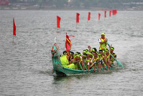 Đội chải trên đường đua. Ảnh: Thanh Tùng-TTXVN Đội chải trên đường đua. Ảnh: Thanh Tùng-TTXVN