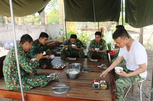 Bữa ăn vội của cán bộ, chiến sĩ Tổ phòng, chống dịch COVID-19 số 4 của Đồn Biên phòng quốc tế Vĩnh Xương (Bộ đội Biên phòng tỉnh An Giang). Ảnh: Công Mạo Bữa ăn vội của cán bộ, chiến sĩ Tổ phòng, chống dịch COVID-19 số 4 của Đồn Biên phòng quốc tế Vĩnh Xương (Bộ đội Biên phòng tỉnh An Giang). Ảnh: Công Mạo