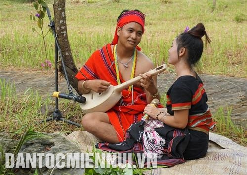 Chàng trai tỏ tình bằng tiếng đàn nỉ non để chiếm cảm tình của cô gái. Ảnh: Hoàng Hải