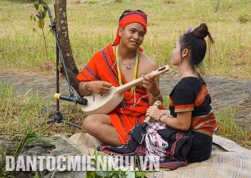 Chàng trai tỏ tình bằng tiếng đàn nỉ non để chiếm cảm tình của cô gái. Ảnh: Hoàng Hải