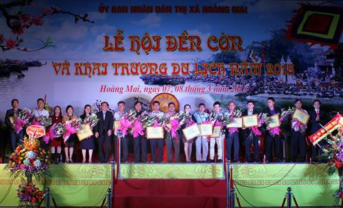 Lãnh đạo thị xã Hoàng Mai tặng hoa cho các đơn vị tài trợ tại Lễ khai hội Đền Cờn. Ảnh: Tá Chuyên – TTXVN Lãnh đạo thị xã Hoàng Mai tặng hoa cho các đơn vị tài trợ tại Lễ khai hội Đền Cờn. Ảnh: Tá Chuyên – TTXVN