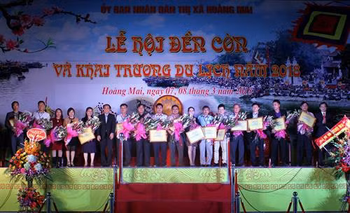 Lãnh đạo thị xã Hoàng Mai tặng hoa cho các đơn vị tài trợ tại Lễ khai hội Đền Cờn. Ảnh: Tá Chuyên – TTXVN