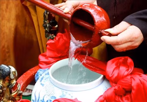 Nước làm lễ được lấy tại ngã 3 sông Hồng, sông Thái Bình và sông Luộc. Ảnh: Thế Duyệt – TTXVN