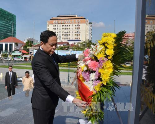 Chủ tịch Trần Thanh Mẫn đến đặt vòng hoa tại Đài Hữu nghị Việt Nam – Campuchia ở thủ đô Phnom Penh. Ảnh: Phan Minh Hưng - P/v TTXVN tại Campuchia Chủ tịch Trần Thanh Mẫn đến đặt vòng hoa tại Đài Hữu nghị Việt Nam – Campuchia ở thủ đô Phnom Penh. Ảnh: Phan Minh Hưng - P/v TTXVN tại Campuchia