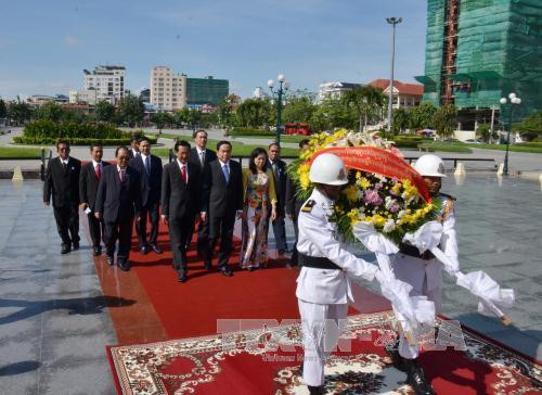Đoàn đến đặt vòng hoa tại Đài Hữu nghị Việt Nam – Campuchia ở thủ đô Phnom Penh. Ảnh: Danh Chanh Đa - P/v TTXVN tại Campuchia Đoàn đến đặt vòng hoa tại Đài Hữu nghị Việt Nam – Campuchia ở thủ đô Phnom Penh. Ảnh: Danh Chanh Đa - P/v TTXVN tại Campuchia