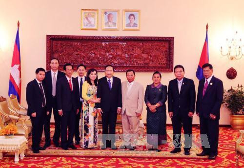 Đoàn chụp ảnh lưu niệm với Quyền Quốc trưởng, Chủ tịch Thượng viện, Phó Chủ tịch đảng Nhân dân Campuchia, Samdech Say Chhum và đại diện lãnh đạo các Ủy ban Thượng viện Campuchia. Ảnh: Trần Chí Hùng - P/v TTXVN tại Campuchia Đoàn chụp ảnh lưu niệm với Quyền Quốc trưởng, Chủ tịch Thượng viện, Phó Chủ tịch đảng Nhân dân Campuchia, Samdech Say Chhum và đại diện lãnh đạo các Ủy ban Thượng viện Campuchia. Ảnh: Trần Chí Hùng - P/v TTXVN tại Campuchia