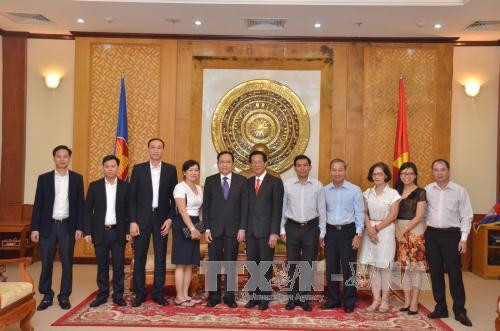 Đoàn chụp ảnh lưu niệm với cán bộ, nhân viên Đại sứ quán Việt Nam tại Vương quốc Campuchia. Ảnh: Danh Chanh Đa - P/v TTXVN tại Campuchia Đoàn chụp ảnh lưu niệm với cán bộ, nhân viên Đại sứ quán Việt Nam tại Vương quốc Campuchia. Ảnh: Danh Chanh Đa - P/v TTXVN tại Campuchia