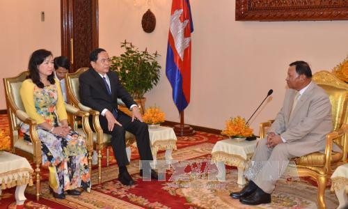 Quyền Quốc trưởng, Chủ tịch Thượng viện, Phó Chủ tịch đảng Nhân dân Campuchia, Samdech Say Chhum (bên phải) tiếp Chủ tịch Trần Thanh Mẫn. Ảnh: Phan Minh Hưng - P/v TTXVN tại Campuchia Quyền Quốc trưởng, Chủ tịch Thượng viện, Phó Chủ tịch đảng Nhân dân Campuchia, Samdech Say Chhum (bên phải) tiếp Chủ tịch Trần Thanh Mẫn. Ảnh: Phan Minh Hưng - P/v TTXVN tại Campuchia