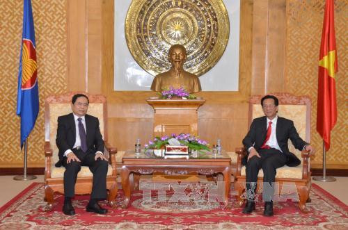 Chủ tịch Trần Thanh Mẫn và Đại sứ Việt Nam tại Campuchia Thạch Dư (bên phải) trong buổi đến thăm Đại sứ quán Việt Nam tại Campuchia. Ảnh: Danh Chanh Đa - P/v TTXVN tại Campuchia Chủ tịch Trần Thanh Mẫn và Đại sứ Việt Nam tại Campuchia Thạch Dư (bên phải) trong buổi đến thăm Đại sứ quán Việt Nam tại Campuchia. Ảnh: Danh Chanh Đa - P/v TTXVN tại Campuchia