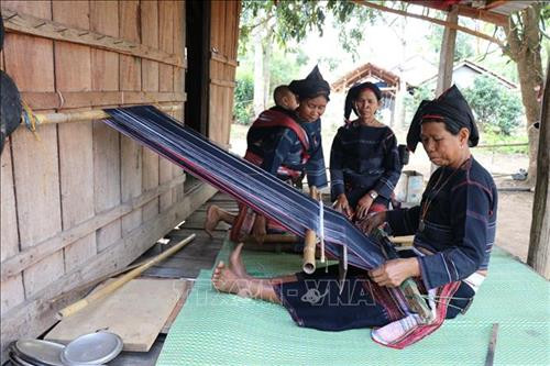 Phụ nữ dân tộc Bahnar dệt thổ cẩm để phục vụ du lịch. Ảnh: Hồng Điệp - TTXVN Phụ nữ dân tộc Bahnar dệt thổ cẩm để phục vụ du lịch. Ảnh: Hồng Điệp - TTXVN