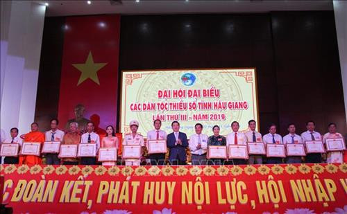 Các cá nhân nhận bằng khen của Bộ trưởng, Chủ nhiệm Ủy ban Dân tộc. Ảnh: Hồng Thái - TTXVN Các cá nhân nhận bằng khen của Bộ trưởng, Chủ nhiệm Ủy ban Dân tộc. Ảnh: Hồng Thái - TTXVN