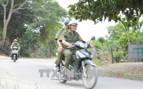 Lực lượng Công an xã Ea Ô thường xuyên tổ chức tuần tra đảm bảo an ninh trật tự. Ảnh: Tuấn Anh – TTXVN Lực lượng Công an xã Ea Ô thường xuyên tổ chức tuần tra đảm bảo an ninh trật tự. Ảnh: Tuấn Anh – TTXVN