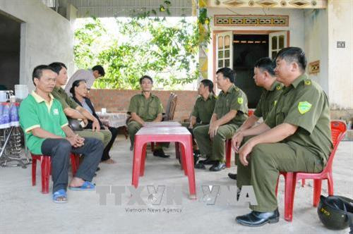 Công an xã Ea Ô tuyên truyền đến người dân về chủ trương, đường lối của Đảng, chính sách, pháp luật của Nhà nước. Ảnh: Tuấn Anh - TTXVN Công an xã Ea Ô tuyên truyền đến người dân về chủ trương, đường lối của Đảng, chính sách, pháp luật của Nhà nước. Ảnh: Tuấn Anh - TTXVN