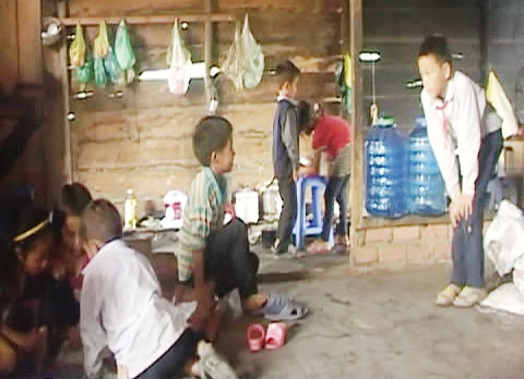 Những đứa trẻ phải tự lo cho mình từ khi còn rất nhỏ